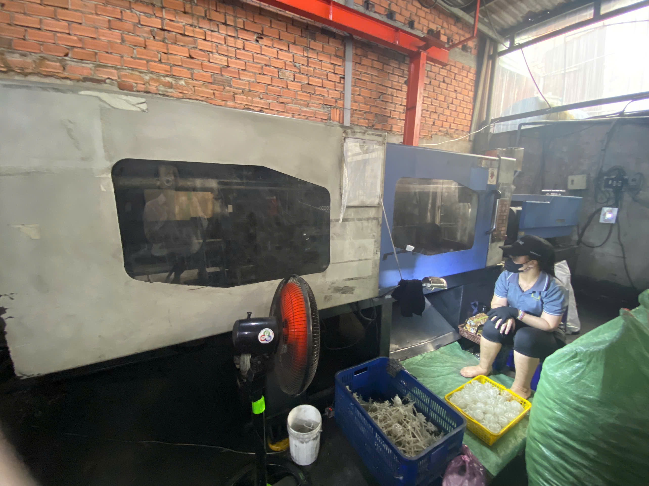 Injection molding machine at Lam Lam Phat factory